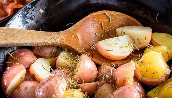 在平底锅里烤土豆