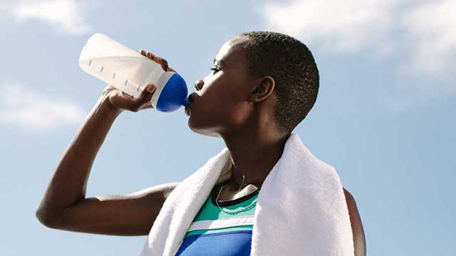 运动员用她的水瓶喝水